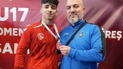 Yunusemre Belediyespor’un başarılı güreşçisi Civan Yalçın, Kocaeli’nin Darıca ilçesinde düzenlenen