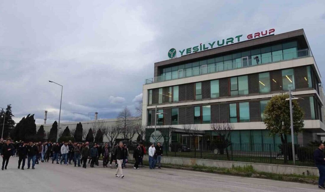 Yeşilyurt Demir Çelik İşletmesi’nde çalışan yüzlerce işçi, yetersiz maaş zammı