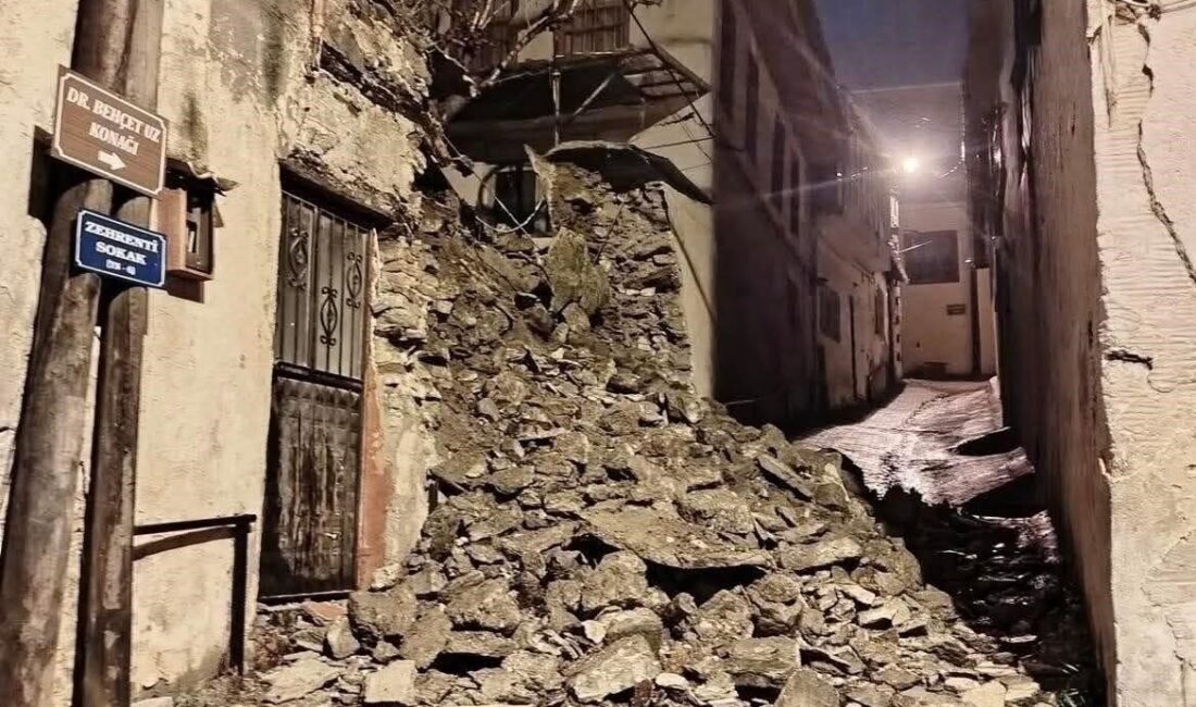 DENİZLİ (İHA) – Denizli’nin Buldan ilçesinde şiddetli yağışların ardından yıkılan