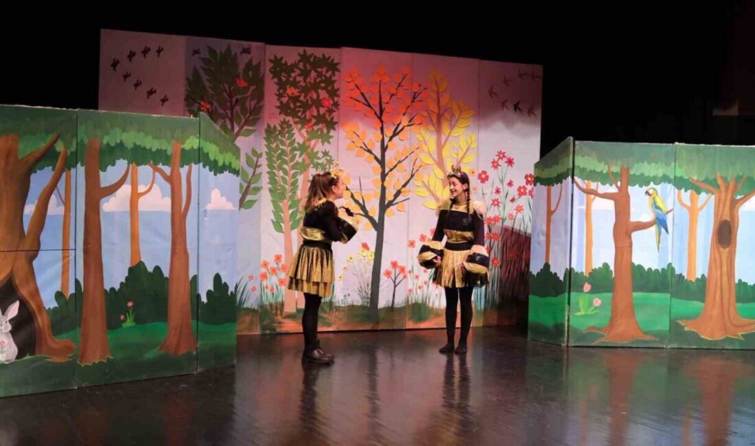 Adile Naşit Tiyatrosu’nda çocukları ücretsiz olarak tiyatro ile buluşturan Yıldırım