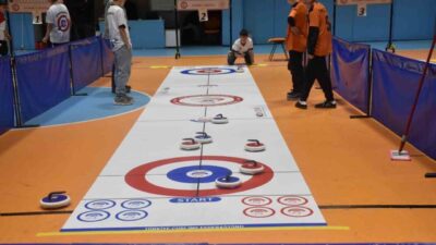 Afyonkarahisar’da gerçekleştirilen ‘Floor Curling Yıldız Erkekler’ müsabakalarında kazanan takımlar yapılan