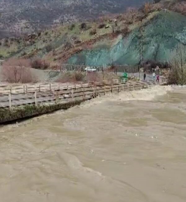 Diyarbakır’ın Dicle ilçesinde etkili olan yağışlar nedeni ile dereler taştı.