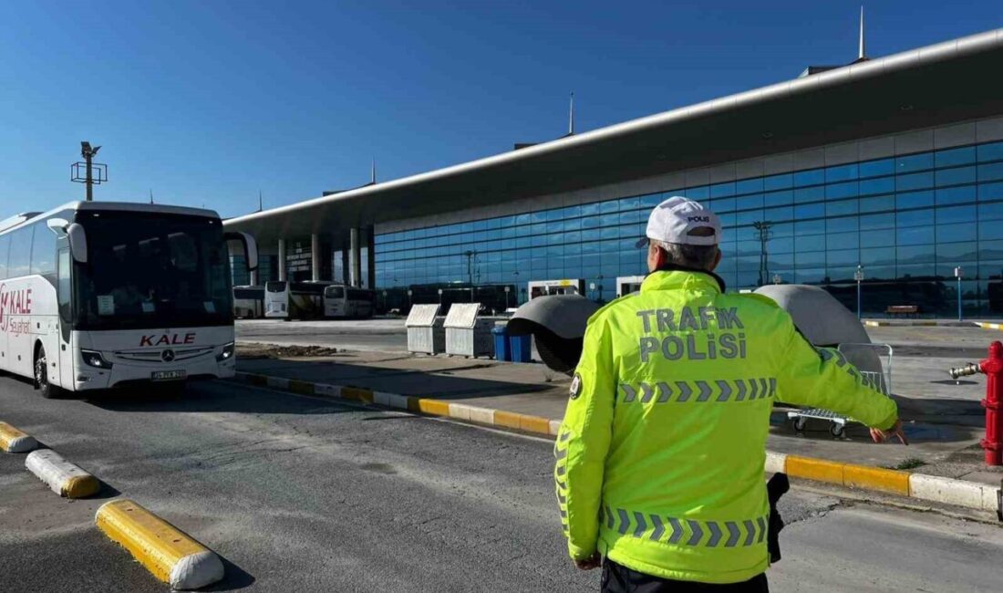 Aydın’da sivil trafik denetiminde yolcu otobüsünde seyir halindeyken cep telefonu