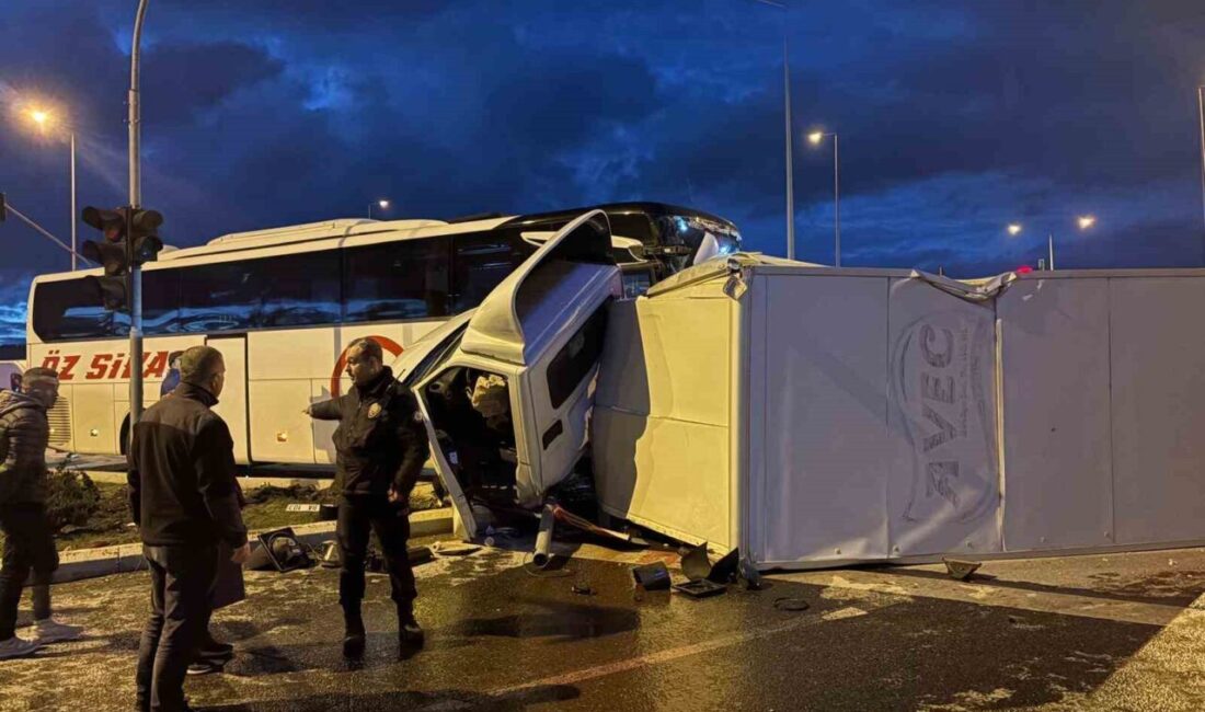 Kayseri’nin Melikgazi ilçesinde yolcu otobüsü ile kamyonetin çarpıştığı kazada 5
