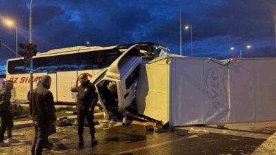 Kayseri’nin Melikgazi ilçesinde yolcu otobüsü ile kamyonetin çarpıştığı kazada 5