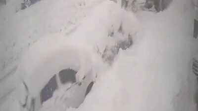 Erzincan’ın Üzümlü ilçesinde etkili olan yoğun kar yağışı, sadece yolları