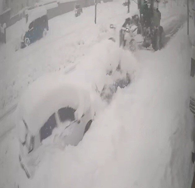 Erzincan’ın Üzümlü ilçesinde etkili olan yoğun kar yağışı, sadece yolları