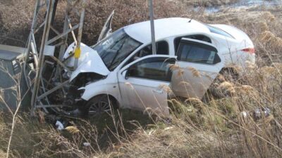 Konya’nın Beyşehir ilçesinde yoldan çıkarak arazideki elektrik direğine çarpan otomobildeki