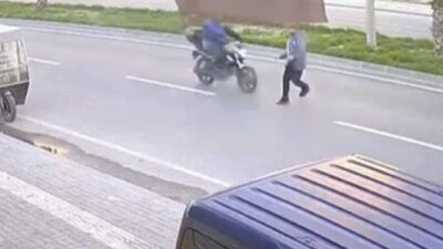 Adana’da yolun karşısına geçmeye çalışırrken motosikletin çarptığı bir kişi yaralandı.