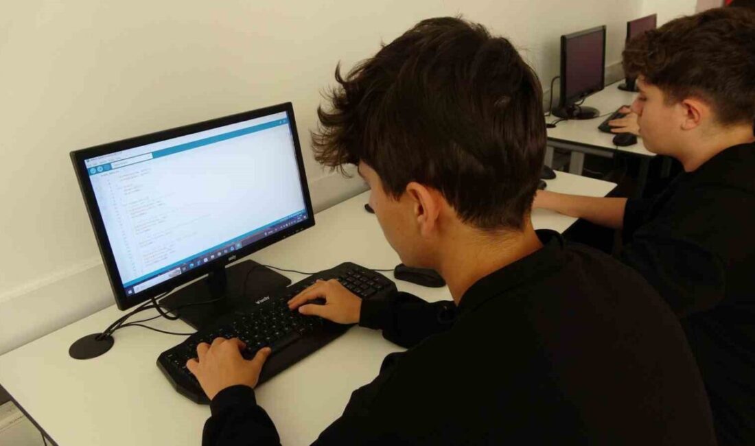 Yozgat Çözüm Koleji’nde verilen kodlama, yazılım eğitimleri sayesinde gençler günümüz