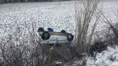 Yozgat’ın Saraykent ilçesinde sürücüsünün direksiyon hakimiyetini kaybetti otomobil takla attı.