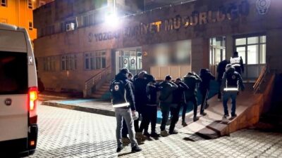 Yozgat’ta bir araçta 13 düzensiz göçmen yakalanırken, göçmen kaçakçılığı şüphesiyle