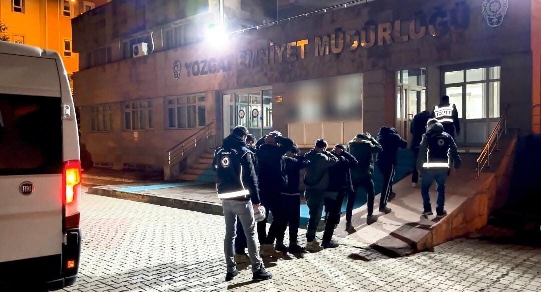 Yozgat’ta bir araçta 13 düzensiz göçmen yakalanırken, göçmen kaçakçılığı şüphesiyle