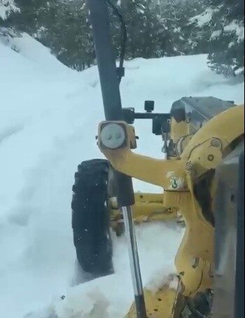 Yozgat’ın Çayıralan ilçesinde kar yağışı sonrası kar temizleme çalışmaları sürüyor.