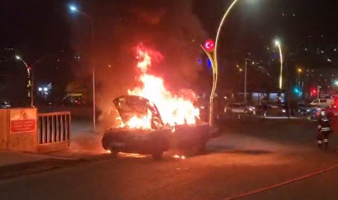 Yozgat’ta seyir halindeki bir otomobil alev alev yandı. Edinilen bilgiye