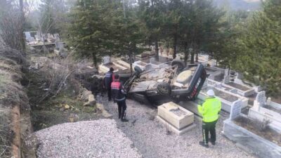 Yozgat’ta bir otomobilin mezarlığa uçtuğu kazada sürücü ve yolcu yaralandı.