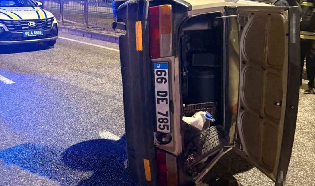 Yozgat’ta kontrolden çıkan otomobilin yan yattığı kazada 3 kişi yaralandı.