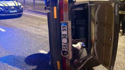 Yozgat’ta kontrolden çıkan otomobilin yan yattığı kazada 3 kişi yaralandı.