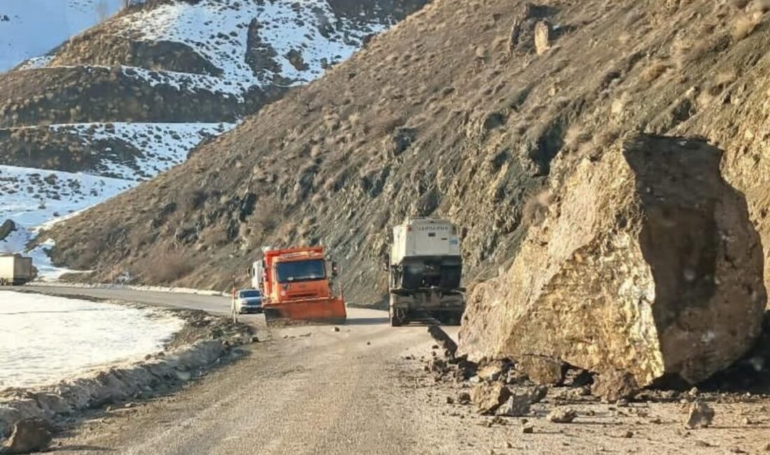 Yüksekova-Van karayolunda dev kaya parçaları yola düştü. Sürücüler facianın eşiğinden