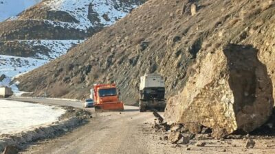 Yüksekova-Van karayolunda dev kaya parçaları yola düştü. Sürücüler facianın eşiğinden