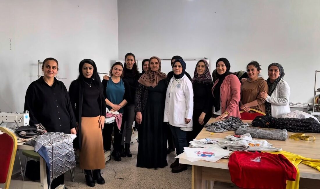 Hakkari’nin Yüksekova ilçesinde Halk Eğitimi Merkezi bünyesinde açılan dikiş-nakış kursu,