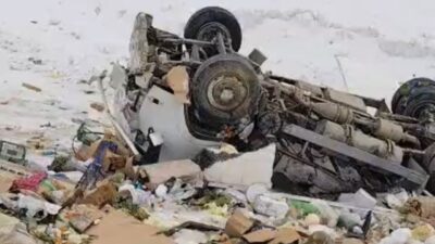 Hakkari’nin Yüksekova ilçesinde kamyonetin şarampole yuvarlanması sonucu meydana gelen kazada