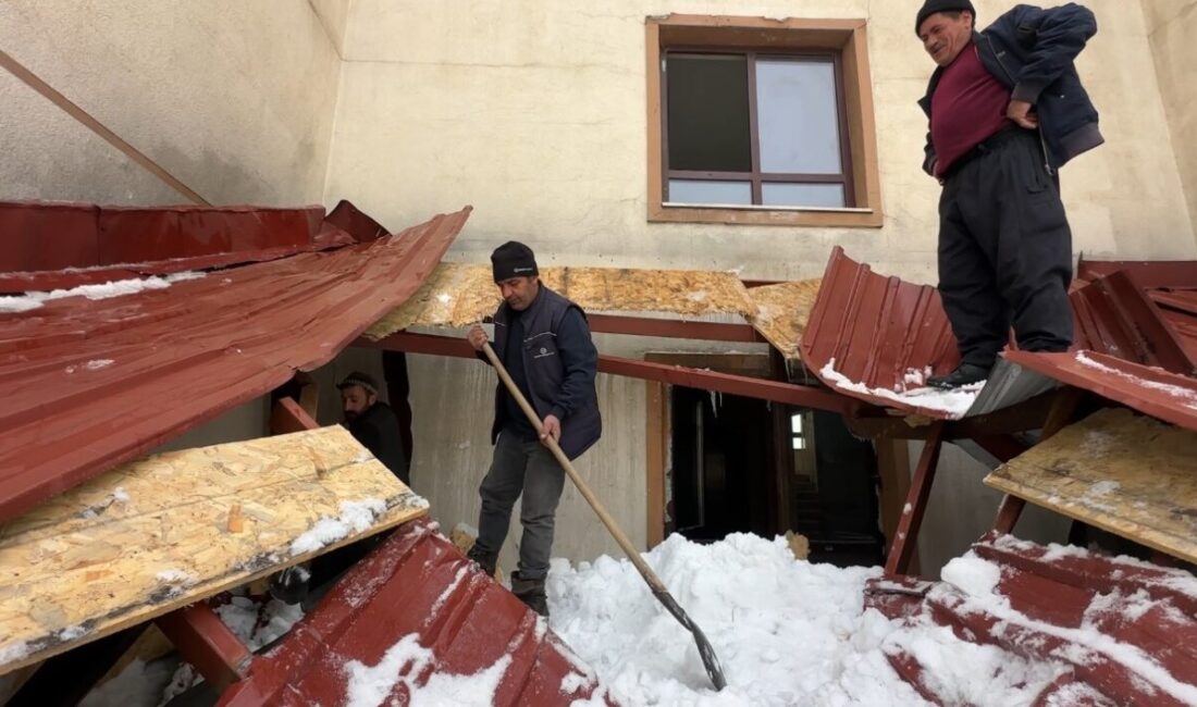 Hakkari’nin Yüksekova ilçesinde binaların çatılarında biriken kar kütlelerinin düşmesi sonucu