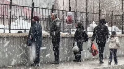 Hakkari’nin Yüksekova ilçesinde akşam saatlerinde etkisini gösteren lapa lapa kar