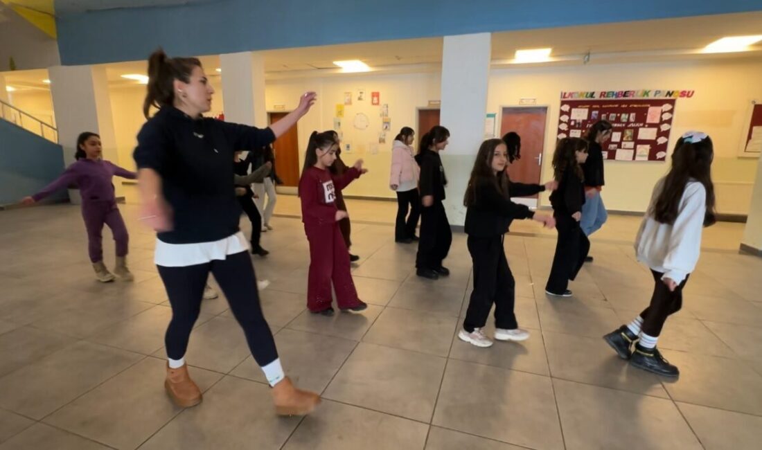 Hakkari’nin Yüksekova ilçesinde düzenlenen halk oyunları kursu, halay ve zeybeği