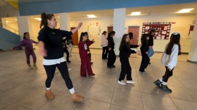 Hakkari’nin Yüksekova ilçesinde düzenlenen halk oyunları kursu, halay ve zeybeği