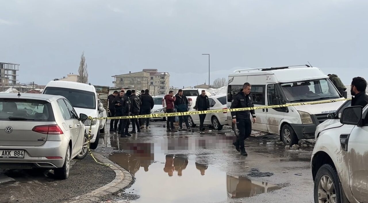Hakkari’nin Yüksekova ilçesinde yol kenarında silahla kendini vurduğu iddia edilen