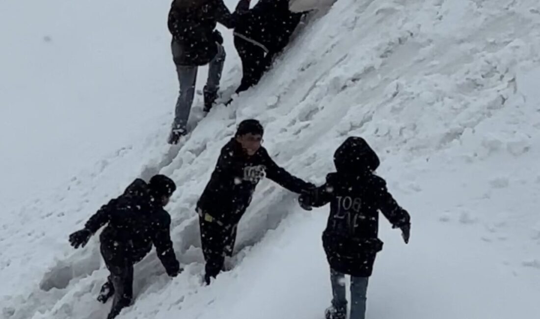 Hakkari’nin Yüksekova ilçesinde etkili olan kar yağışı ve hafta sonu