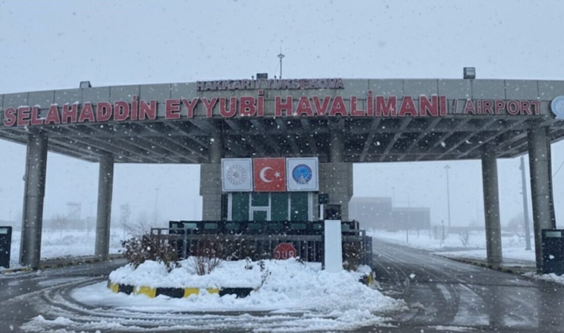 Hakkari’nin Yüksekova ilçesinde etkili olan yoğun sis ve kar yağışı,