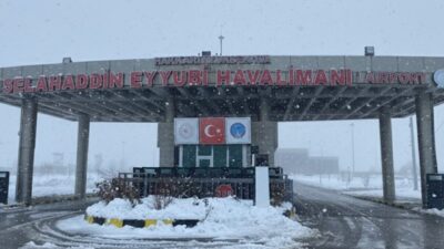 Hakkari’nin Yüksekova ilçesinde etkili olan yoğun sis ve kar yağışı,