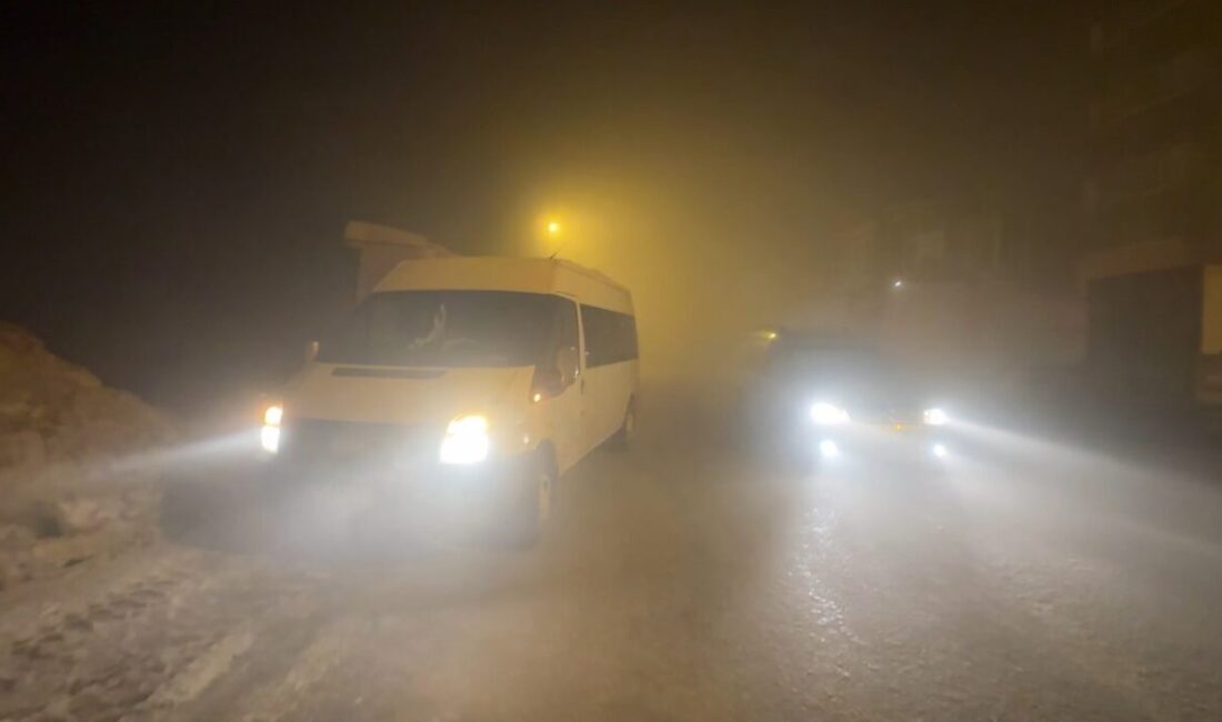 Hakkari’nin Yüksekova ilçesinde gece saatlerinden itibaren etkili olan yoğun sis