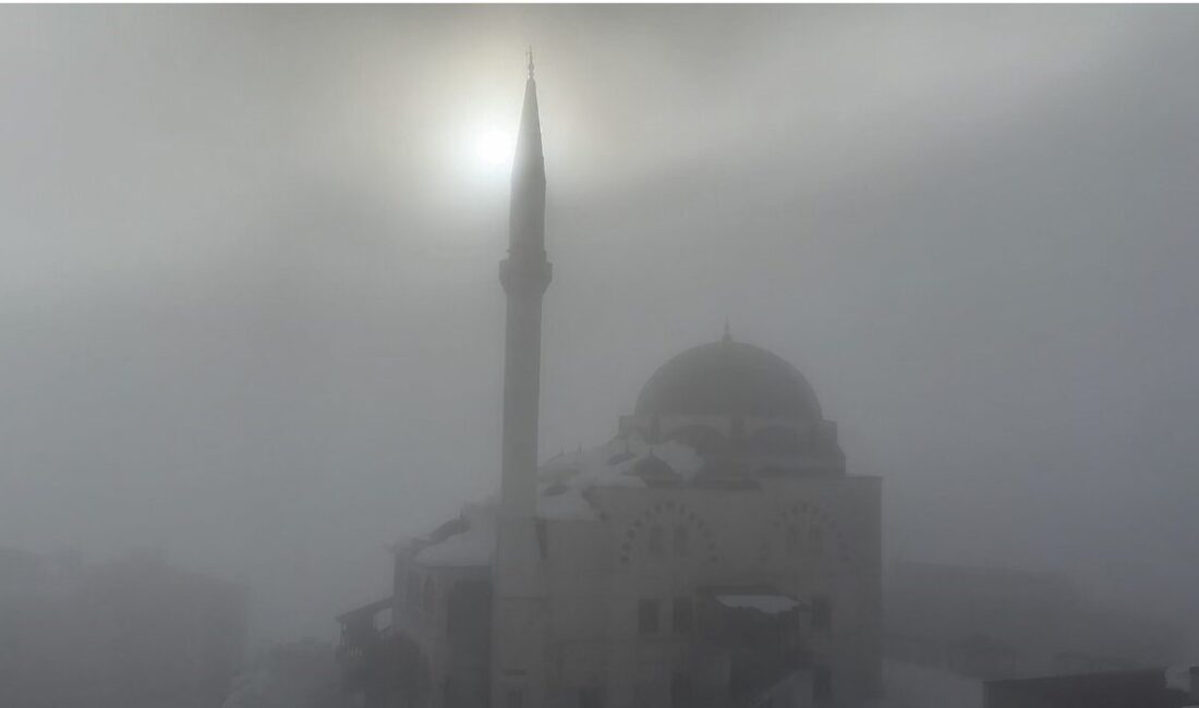 HAKKARİ (İHA) – Hakkari’nin Yüksekova ilçesinde etkili olan yoğun sis,