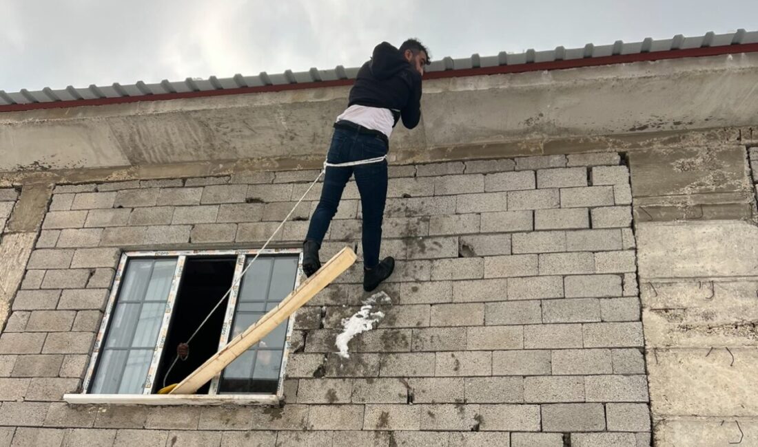 Hakkari’nin Yüksekova ilçesinde temizlik yaptığı çatıda ayağı kayan vatandaş, beline