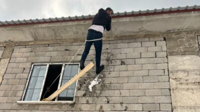 Hakkari’nin Yüksekova ilçesinde temizlik yaptığı çatıda ayağı kayan vatandaş, beline