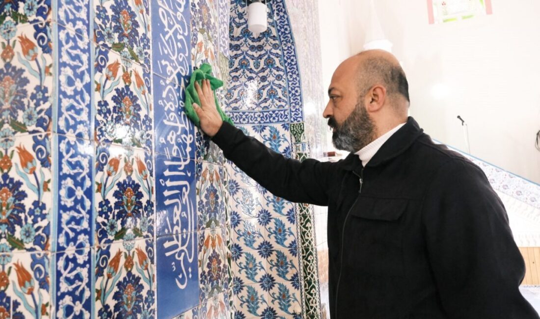 Yunusemre Belediyesi, yaklaşan Ramazan ayı öncesinde ilçe genelindeki ibadethanelerde temizlik