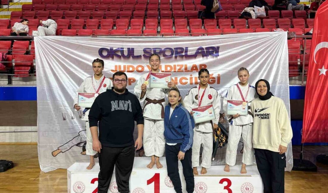 Yunusemre Belediyespor’un judocuları, Burdur’da düzenlenen Okul Sporları Yıldızlar Judo Grup