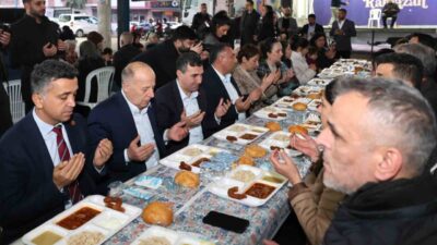 Yüreğir Belediyesi, Serinevler Kapalı Semt Pazarı’nda düzenlediği iftar programında vatandaşları