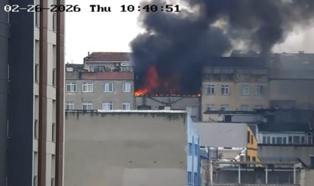 İstanbul Zeytinburnu’nda 6 katlı binanın çatı katında çıkan yangın paniğe