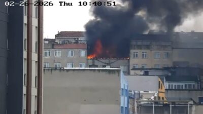 İstanbul Zeytinburnu’nda 6 katlı binanın çatı katında çıkan yangın paniğe