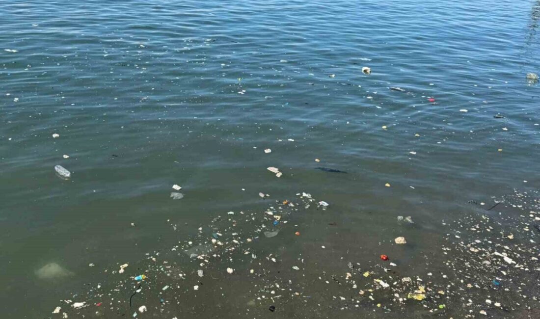 Zonguldak kent merkezinde dalgalarla birlikte kıyıya vuran plastik atıklar çevre