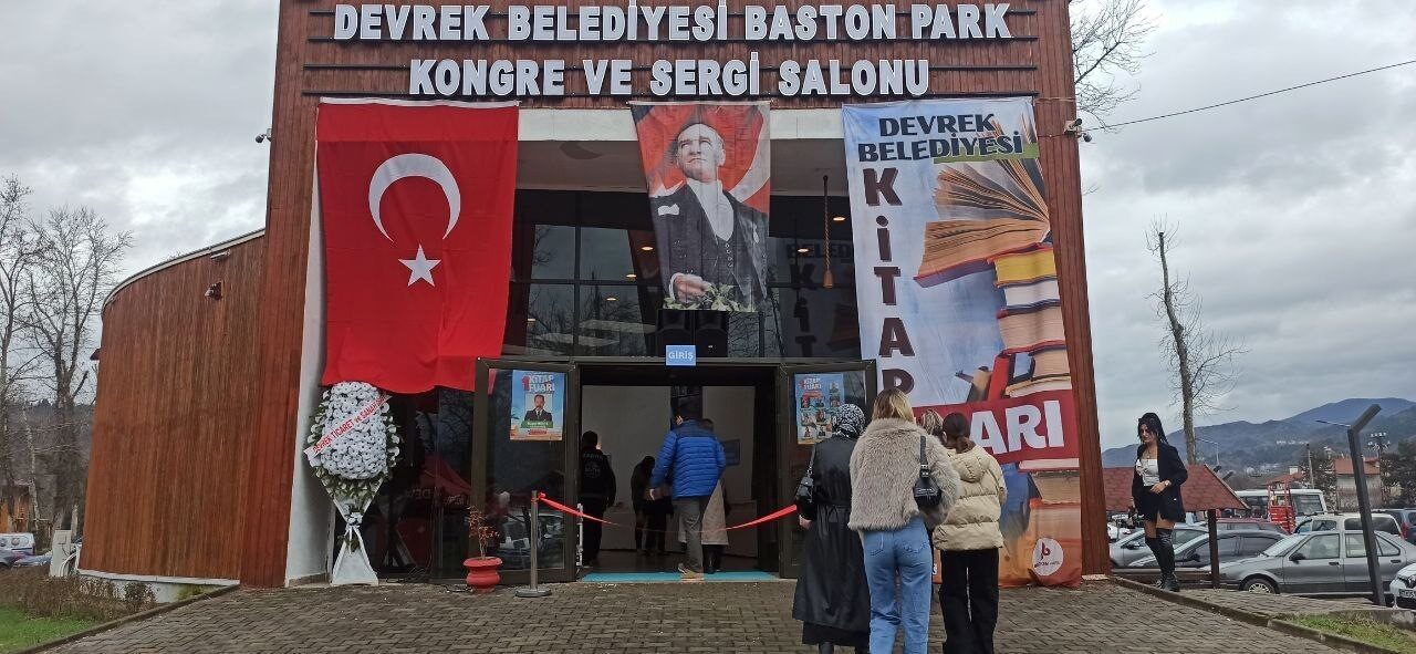 Zonguldak’ın Devrek ilçesinde Bastonpark Kitap Fuarı kapılarını ziyaretçilere açtı. Devrek