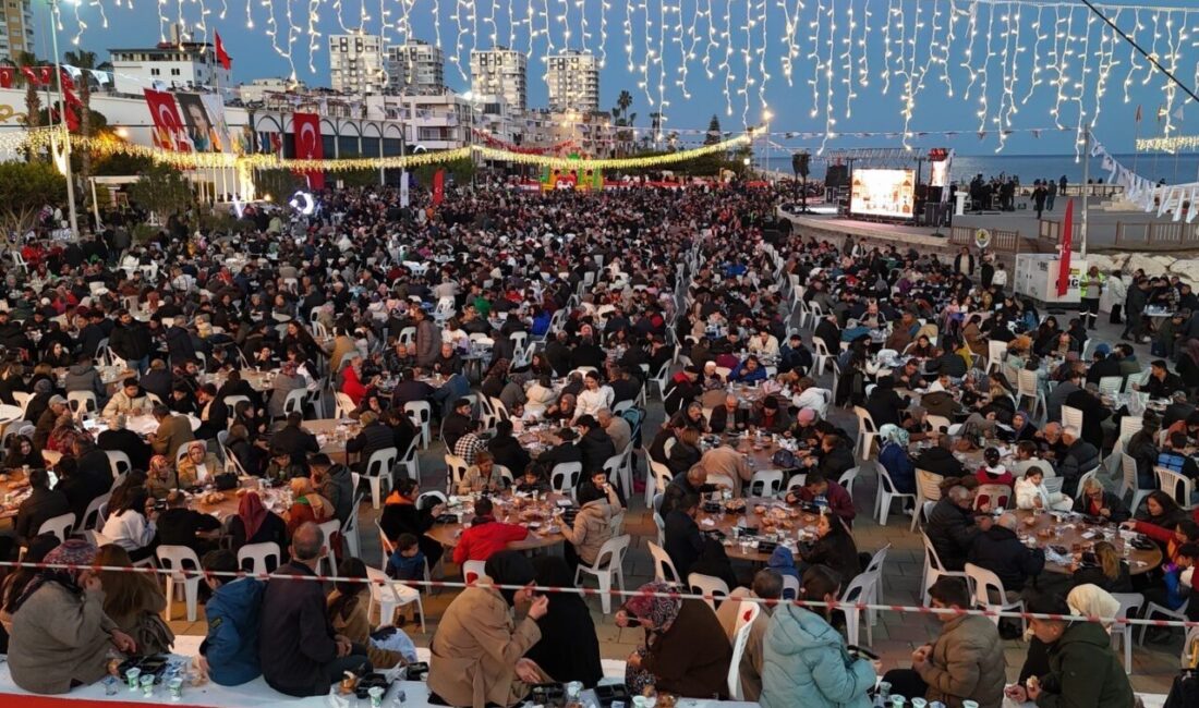 Mersin’in Erdemli ilçesinde vatandaşlar, Erdemli Belediyesi’nin geleneksel iftar sofrasında bir