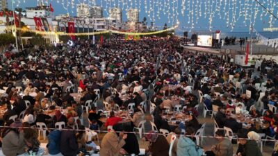 Mersin’in Erdemli ilçesinde vatandaşlar, Erdemli Belediyesi’nin geleneksel iftar sofrasında bir