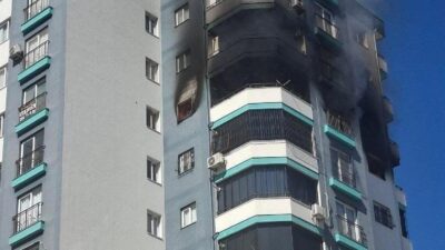 Adana’da bir apartmanın 10’uncu katında çıkan yangın paniğe neden olurken,