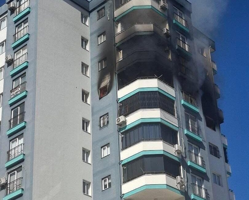 Adana’da bir apartmanın 10’uncu katında çıkan yangın paniğe neden olurken,