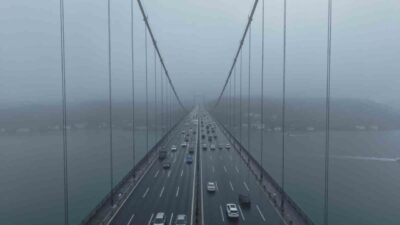 Sabah saatlerinden itibaren etkisini sürdüren sis, 15 Temmuz Şehitler Köprüsü’nde